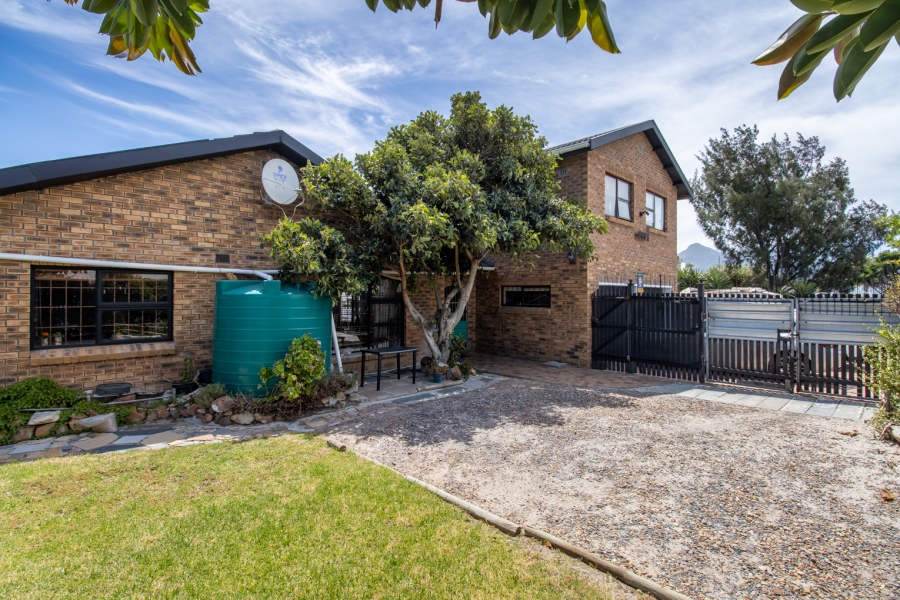 To Let 4 Bedroom Property for Rent in Capri Western Cape